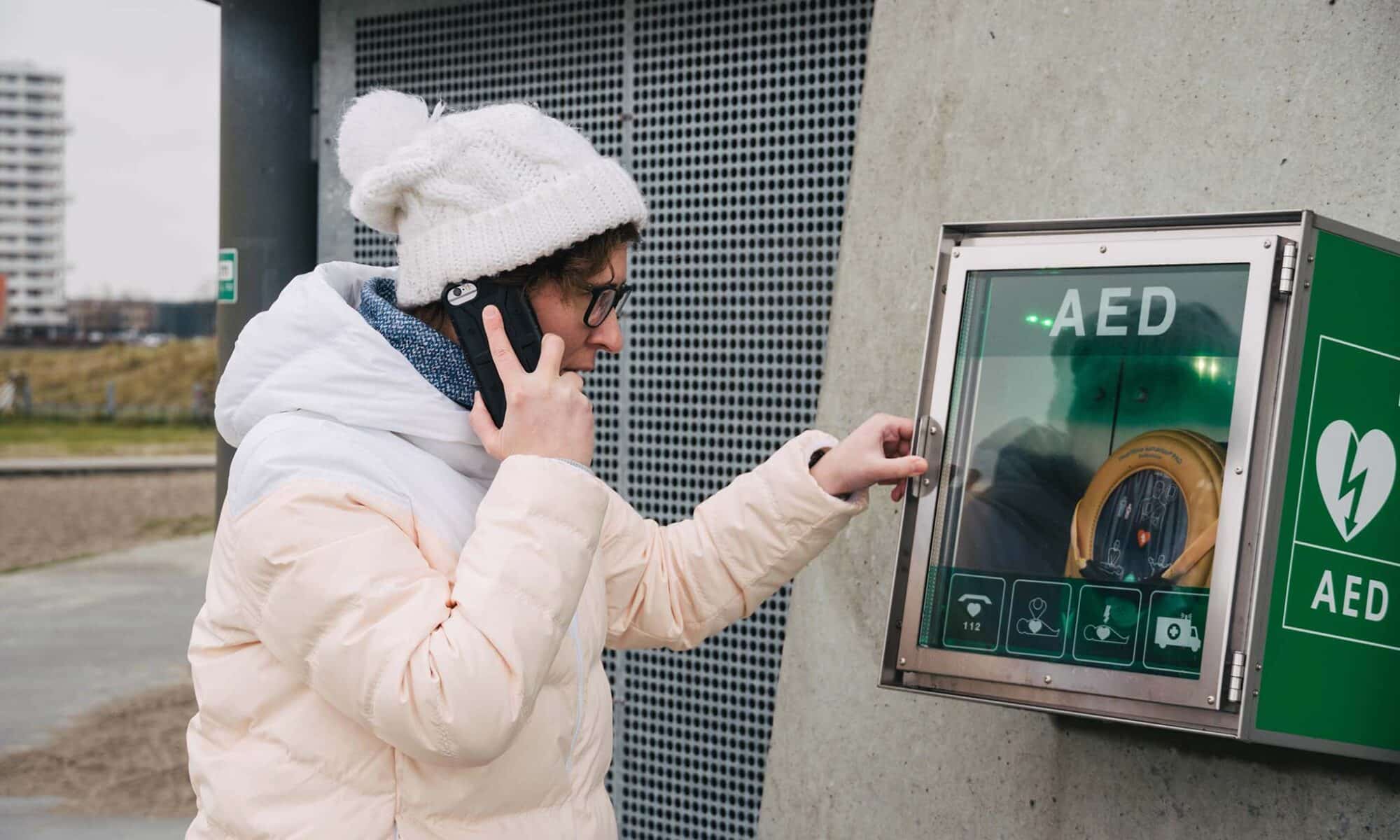 Woman calling 911 and getting an AED